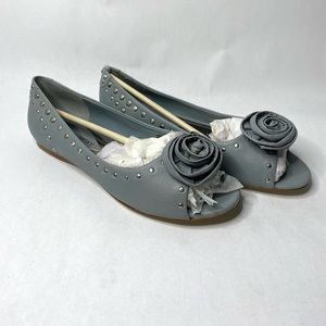 New B Makowsky blue flower open toe flats